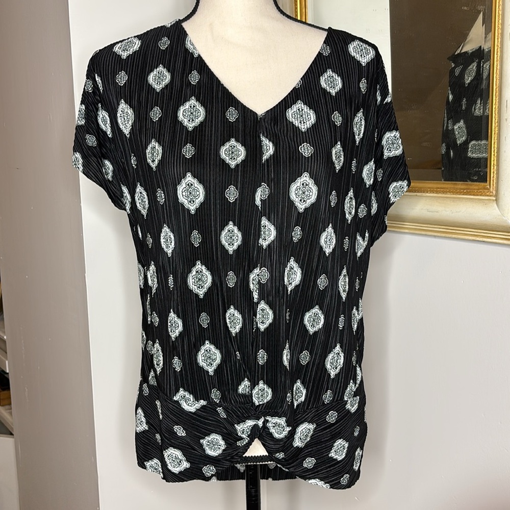 Dana Buchman Sz Medium Front Twist Top Black Ivory Print Knit Crinkle